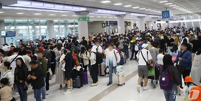 기상악화로 제주 기점 항공기 운항에 차질을 빚고 있는 5일 오후 제주국제공항 국내선 출발장이 대체편을 구하려는 결항 승객들로 붐비고 있다. 2024.5.5/뉴스1 ⓒ News1 오현지 기자
