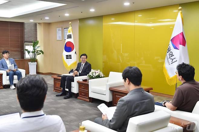 박형준 부산시장이 행안부 출입 기자단과 부산시청에서 대화를 나누고 있다(부산시청 제공)