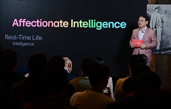 조주완 LG전자 CEO가 현지시간 11일 미국 캘리포니아주 쿠퍼티노에서 열린 해외 인재채용 프로그램 'LG전자 북미 테크 콘퍼런스'를 주관하며 참석자들에게 회사 AI 전략과 사업 비전을 발표하고 있는 모습(LG전자 제공).