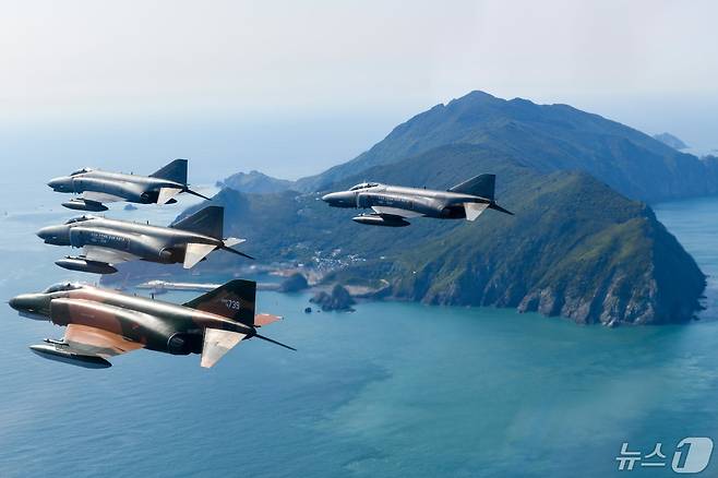 공군은 12일 '필승편대' F-4E 팬텀 4대가 49년 만의 국토순례 비행을 성공적으로 실시했다고 밝혔다. 사진은 지난 9일 팬텀 필승편대가 한반도 상공에서 국토순례 비행 중 가거도 상공을 지나는 모습. (공군 제공) 2024.5.12/뉴스1