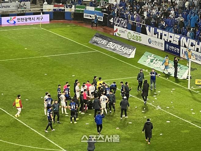 경기 종료 후 그라운드로 물병이 날아들고 있다. 인천 | 강예진 기자