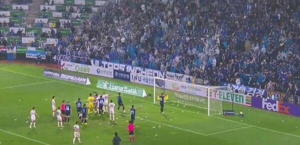 경기장에 물병을 던지는 인천 유나이티드 팬들. ⓒ스카이스포츠