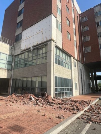천안의 한 대학교 기숙사 건물 외벽이 무너지며 떨어져 내린 벽돌들 [이미지출처=연합뉴스]