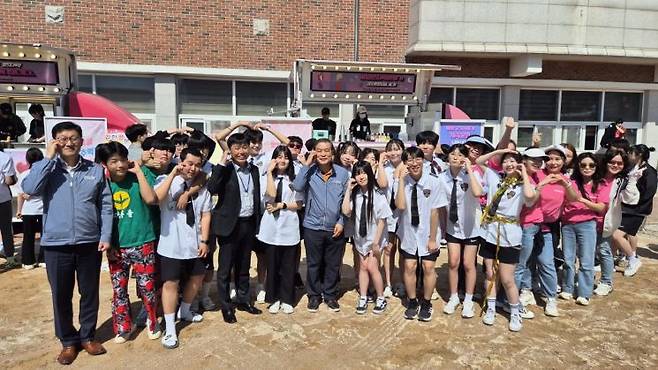 김한성 월성원자력본부장은 지난 9일 한국국제통상마이스터고등학교 체육한마당에 참석해 학생들과 기념사진을 촬영하고 있다.