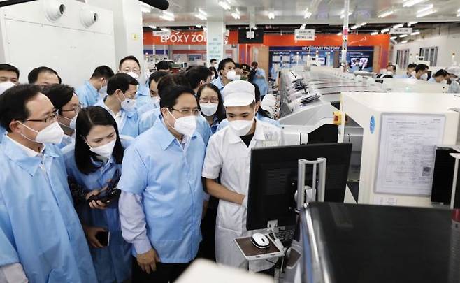 베트남 팜 민 찐 총리가 2021년 9월3일 베트남 북부 타이응우옌성의 삼성전자 휴대전화 공장을 방문해 생산시설을 둘러보고 있다. [이미지출처=연합뉴스]