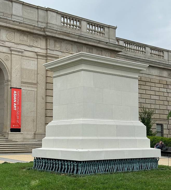 9일 미국 워싱턴 DC 스미스소니언 국립아시아예술박물관(NMMA) 앞에 서도호 작가의 작품 '공인들'이 설치돼있다. /워싱턴=김은중 특파원