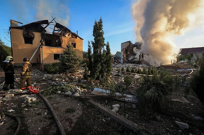 11일 러시아의 미사일 공격을 받아 폐허가 된 우크라이나 하르키우 인근의 한 주택가. /로이터 연합뉴스