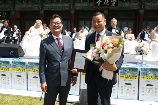 충남 도내에 거주하는 장애인 부부 39쌍의 합동결혼식이 공주시 소재 선화당에서 뒤늦게 화촉을 올리며 인생의 앞날을 함께하기로 약속하면서 부부로서의 백년가약을 맺었다.이자리에 최원철 공주시장은 장애인 돌봄사업, 장애인 자립을 위한 일자리 사업 추진 등 그간의 장애인복지 발전에 대한 공로로 이건휘 한국지체장애인협회 충남협회장으로부터 감사패를 수여받았다. 사진=양한우 기자