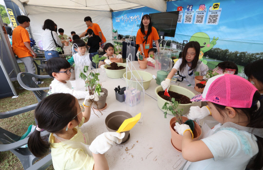 11일 대전 동구 상소동 오토캠핑장에서 열린 '2024년 Hello! 과학마을축제'를 찾은 아이들이 과학체험을 즐기고 있다. 대전 동구 제공