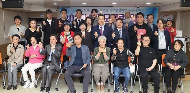 연수·선학 시영아파트 입주 기념행사에 참석한 관계자들이 기념촬영를 하고 있다. ⓒ iH 제공