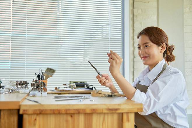 홀로 있는 시간에 좋아하고, 하고 싶은 일을 하며 시간을 보낸 사람들은 행복감을 느꼈다. 게티이미지뱅크