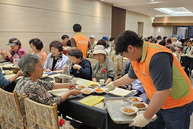 지난 3일 서울 종로구 연지동의 한국기독교연합회관에서 열린 '어버이날 경로잔치'에서 현대건설 임직원들이 자원봉사자로 참여해 배식 봉사를 하고 있다. 현대건설 제공
