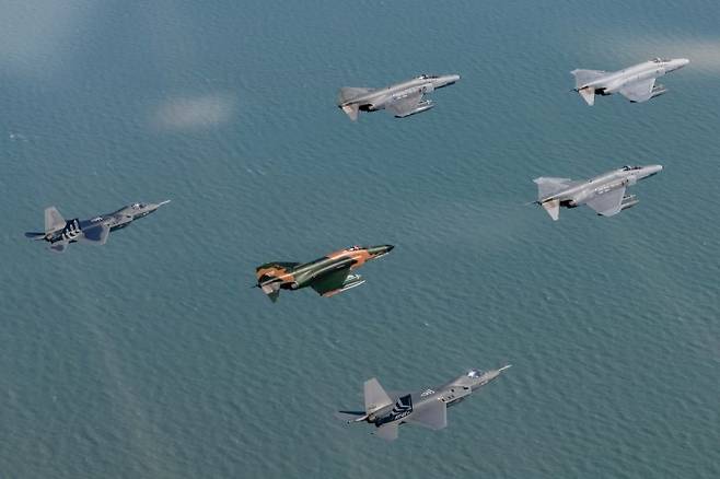 해안을 비행 중인 F-4E·KF-21 편대. 미군이 도입한 F-35 대수는 2200대가 넘는다. 여기에 개발에 동참한 영국을 비롯한 8개국 소요와 수출까지 포함하면 F-35 생산 대수는 3000대에 가까울 것으로 보인다. 팬텀은 1961년부터 양산에 들어가 1981년까지 5195대가 생산됐다. 마지막 생산기체는 한국 공군이 도입했다. 사진=공군 제공