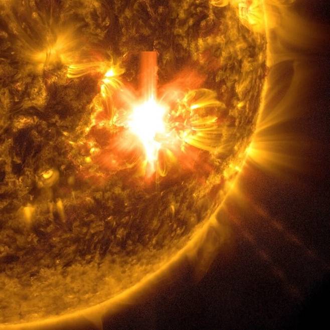 미 항공우주국의 태양활동관측위성(SDO)이 10일 오전 2시54분(한국시각 오후 3시54분) AR3664 흑점군에서 포착한 태양 폭발. 나사 제공