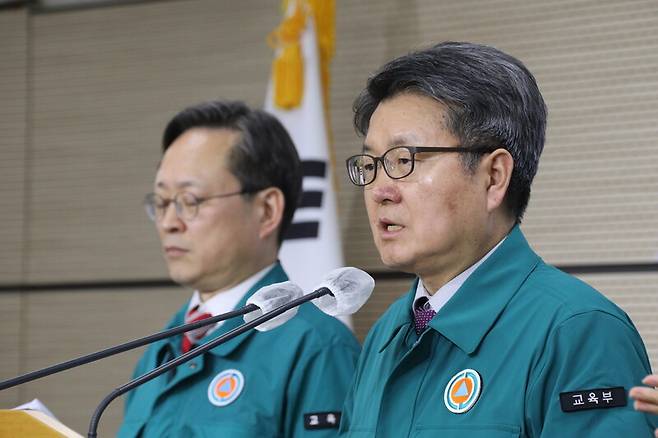 오석환 교육부 차관이 지난 8일 오후 정부세종청사에서 의대 정원 배정 절차에 관해 설명하고 있다. 왼쪽은 심민철 인재정책기획관. 연합뉴스