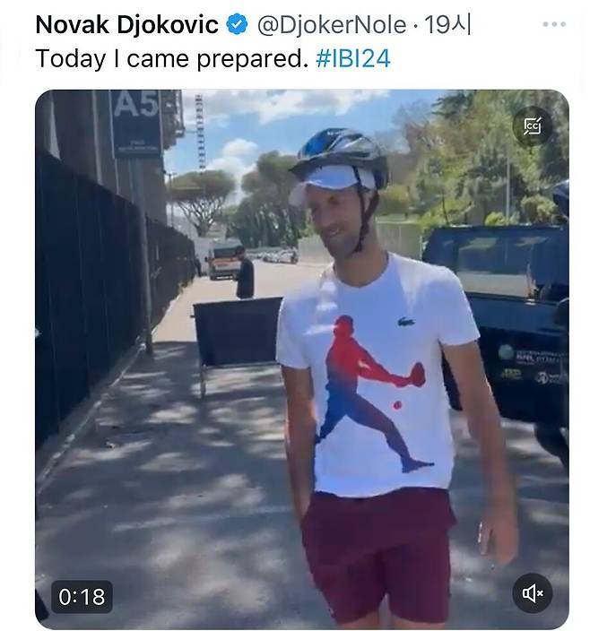 사이클 헬멧을 쓰고 연습장에 도착한 조코비치. 엑스(X·옛 트위터) 갈무리