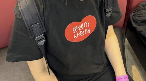 한 누리꾼이 서울 강남구에서 열린 2024 서울국제불교박람회를 방문해 구매한 '중생아 사랑해' 티셔츠. 트위터 계정 @keenon0130 제공