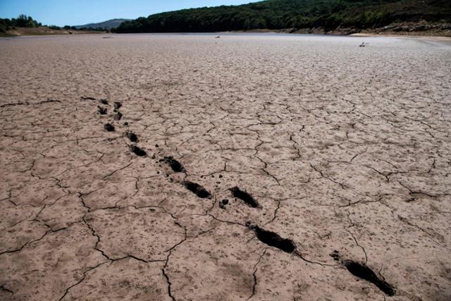 스페인 북부 칸타브리아주 빌라프리아에서 에브로 저수지가 계속된 가뭄으로 갈라져 있다. AFP 연합뉴스