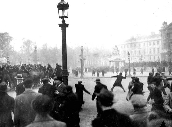 프랑스 파시스트의 주도로 벌어진 1934년 2월 6일 폭동의 모습. 시위 진압 중 17명이 사살되었을 만큼 격렬했다. 독일의 위협이 커지는데도 불구하고 1930년대 프랑스에서 이런 혼란이 일상이었다. 위키피디아