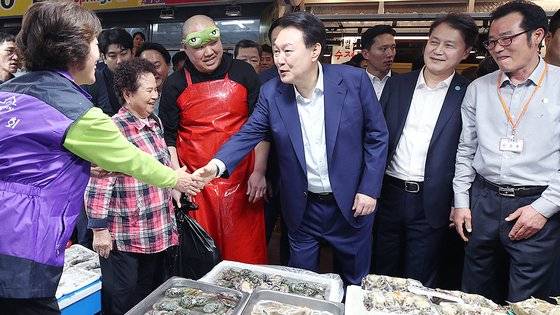 윤석열 대통령이 취임 2주년인 10일 서울 종로구 독립문 영천시장을 방문해 상인들과 인사하고 있다. 대통령실사진기자단