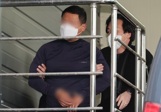 9일 오전 부산 연제구 부산지방법원 앞에서 유튜브 채널을 운영하는 50대 남성을 살해한 혐의를 받는 유튜버 A씨가 경주에서 잡혀 부산 연제서에 압송되고 있다. 송봉근 기자