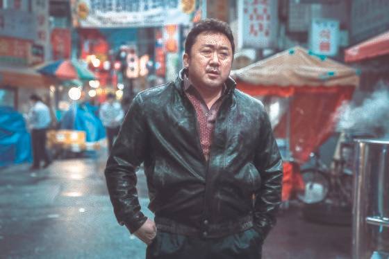 '범죄도시' 1편 때 마석도 형사 역의 마동석. 당시 맞대결한 악당 장첸(윤계상)이 혼자(왔)냐고 묻는 질문에 "어 아직 싱글이야"라고 답한 유머섞인 대사가 인기를 얻기도 했다. 사진 에이비오엔터테인먼트