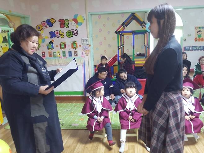 ▲어린이집 보육교사에게 상을 수여하는 정은숙 씨(왼쪽)