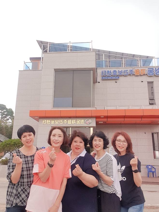 ▲노인주간보호센터 직원들과 함께 포즈를 취한 정은숙 씨(가운데)