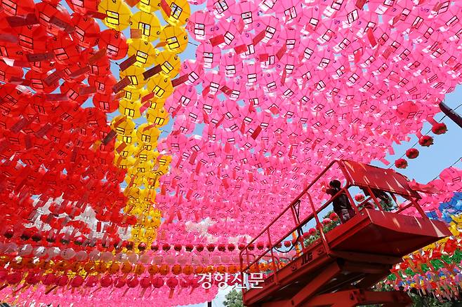 불기 2568년 부처님 오신 날을 사흘 앞둔 12일 서울 종로구 조계사에서 작업자가 연등을 설치하고 있다.
