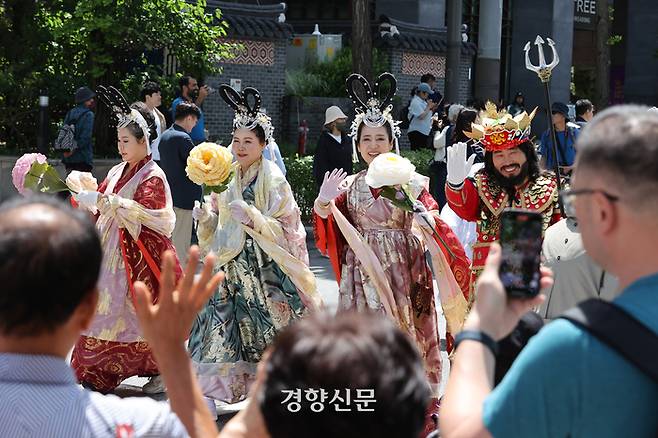 불기 2568년 부처님 오신 날을 사흘 앞둔 12일 서울 종로구 조계사 일대에서 열린 전통문화마당에서 시민과 관광객들이 길놀이 행렬을 향해 인사하고 있다.