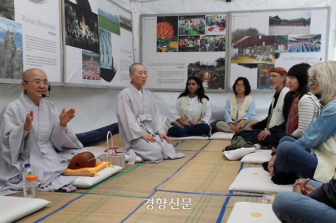 불기 2568년 부처님 오신 날을 사흘 앞둔 12일 서울 종로구 조계사 일대에서 열린 전통문화마당을 찾은 시민과 관광객들이 불교에 대해 알아가는 시간을 보내고 있다.
