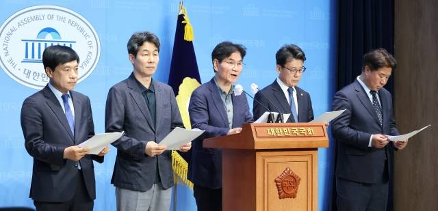 더불어민주당 의원과 당선인들이 12일 오전 국회 소통관에서 기자회견을 열고 검찰이 문재인 전 대통령 주변에 대해 과잉수사를 하고 있다고 비판하고 있다. 왼쪽부터 이성윤 당선인, 윤건영 의원, 이용선 의원, 진성준 의원, 이기헌 당선인. 연합뉴스.