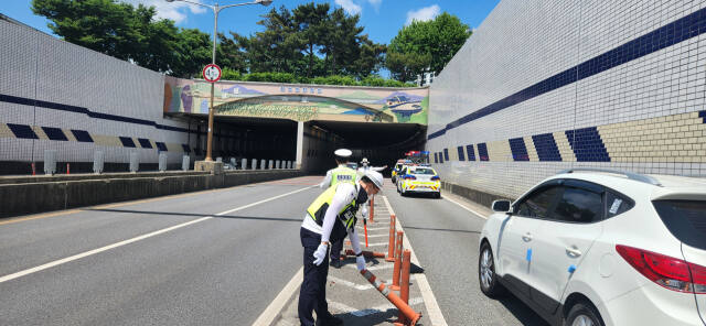 수원중부경찰서 교통과가 장마철 집중호우 대비를 위해 지하차도 점검을 하고 있는 모습. 수원중부서 제공