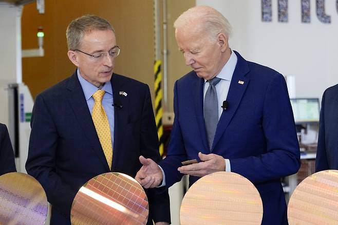 팻 겔싱어 인텔 CEO(왼쪽)가 지난 3월 미국 애리조나주 인텔 오코티요 캠퍼스를 방문한 조 바이든 미국 대통령에게 인텔 반도체를 설명하고 있다.  AP연합뉴스