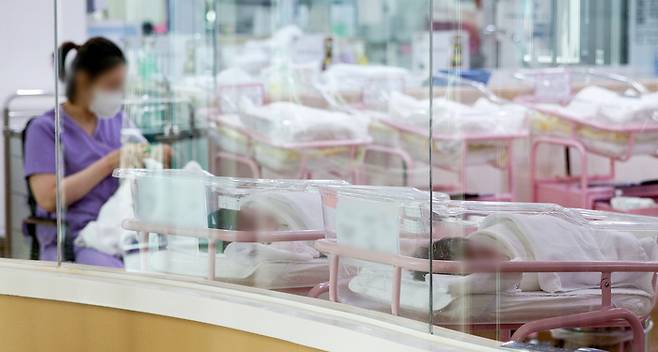서울 시내 한 산후조리원 신생아실에서 간호사 등 관계자들이 신생아들을 돌보고 있다. [사진 = 연합뉴스]