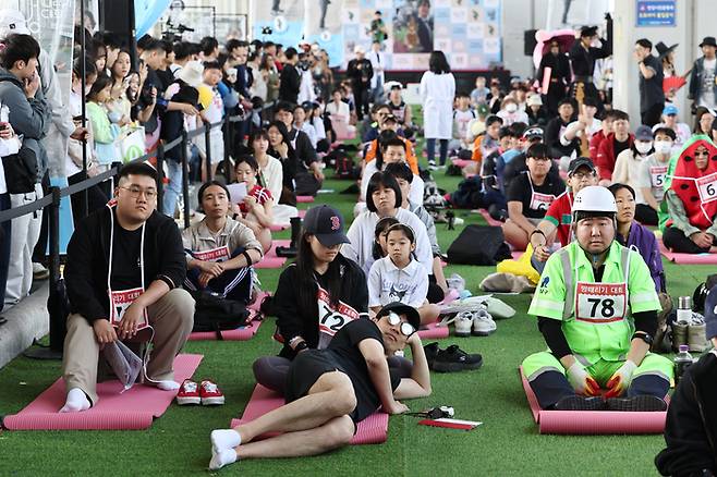 12일 오후 서울 반포한강공원 잠수교에서 열린 ‘2024 한강 멍때리기 대회’에서 참가자들이 멍때리고 있다. [사진 = 연합뉴스]