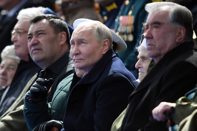블라디미르 푸틴 러시아 대통령(가운데)이 9일(현지시간) 모스크바 붉은 광장에서 열린 제79주년 전승절 열병식을 참관하고 있다. 러시아는 2차 세계대전에서 나치 독일에 승리한 5월 9일을 매년 전승절로 기념한다. 2024.05.10 [사진 = EPA 연합뉴스]
