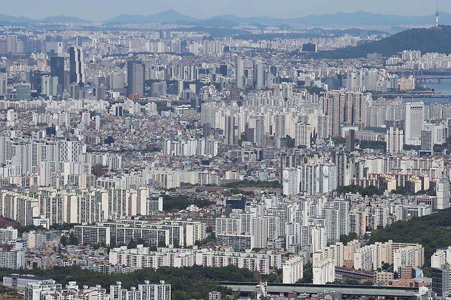 12일 기준 전국 아파트 매물이 56만2517개로 집계되며 관련 통계가 정비된 2021년 이후 최다치를 기록했다. 사진은 서울 시내 아파트 전경. 매경DB
