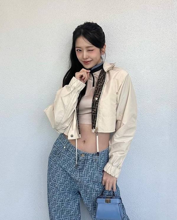 안유진은 트렌디한 크롭 탑을 입고 등장했다. 그녀가 선택한 상의는 부드러운 베이지 색상으로, 스포티한 느낌을 주는 짧은 길이가 도시적인 멋을 강조했다. / 사진 = 안유진 SNS