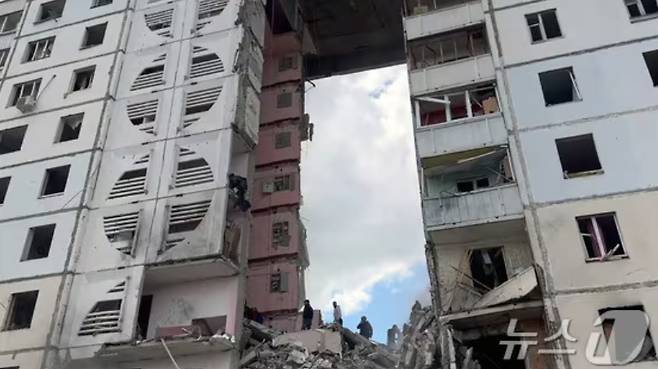 12일(현지시간) 러시아 벨고로드에서 아파트 건물이 붕괴한 모습./AFP=뉴스1