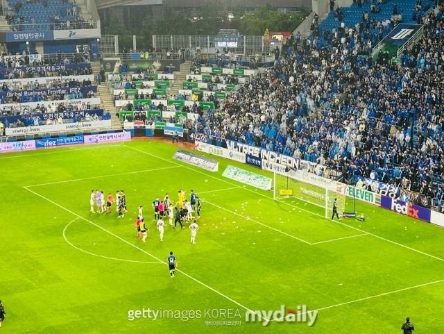 서울 선수단을 향해 물병을 던진 인천 서포터스/최병진 기자
