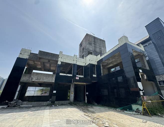 이달 경매로 나온 경기 성남시 분당구의 한 공사 중단 단독주택. [박로명 기자]