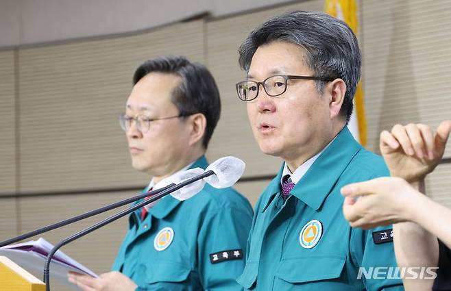 [세종=뉴시스] 강종민 기자 = 오석환 교육부 차관이 지난 8일 세종시 정부세종청사에서 의대정원 배정절차 관련 긴급 브리핑을 열고 의대정원 배정위원회는 회의록 작성 의무가 없다고 밝히고 있다. 왼쪽은 심민철 인재정책기획관. 2024.05.08. ppkjm@newsis.com