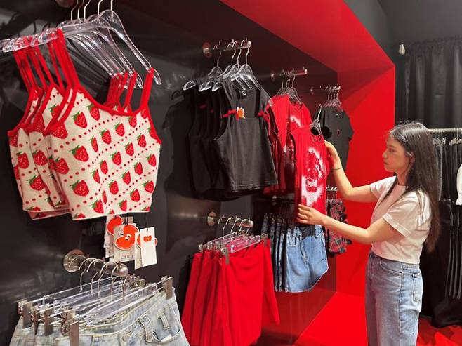 롯데백화점은 글로벌 SPA 브랜드 '샵사이다(CIDER)' 팝업을 오는 8월 8일까지 약 3개월간 잠실 롯데월드몰 지하1층에서 진행한다고 12일 밝혔다. 롯데백화점 제공