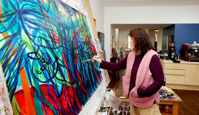 장정순 작가가 그의 작업실 ‘장정순 갤러리’에서 창작활동을 하고 있다.