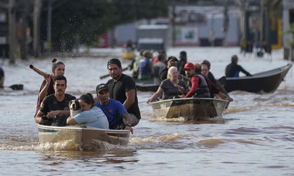 브라질 남부 히우그랑지두수주에 폭우와 홍수가 발생해 7일(현지시각) 포르투알레그리에서 자원봉사자들이 침수 지역 주민들을 배에 태워 대피시키고 있다. AP뉴시스