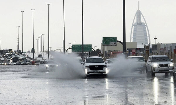 지난 4월 16일(현지시간) 아랍에미리트에 12시간 동안 1년치 비가 쏟아진 가운데 차량이 물에 잠긴 도로를 달리며 물보라를 일으키고 있다. AP연합뉴스