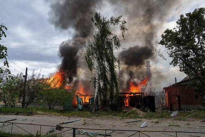 11일(현지시각) 우크라이나 하르키우주 보우찬스크 마을의 가옥들이 러시아군의 공습으로 불에 타고 있다. AP뉴시스