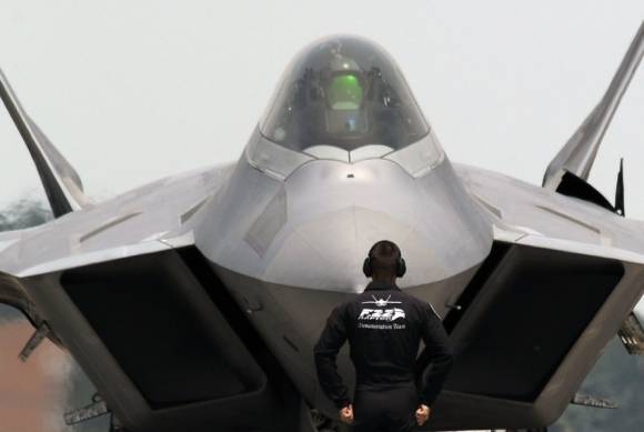 미국 네브래스카주 오펏 공군기지에서 에어쇼 비행을 준비하고 있는 F-22. 미 공군 제공