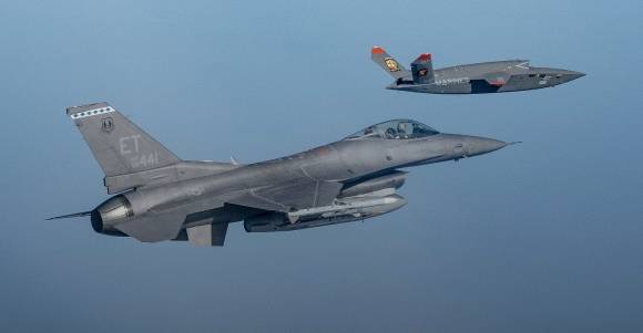 미국 플로리다주 에글린 공군기지에서 F-16(왼쪽)과 무인기 XQ-58A가 편대 비행을 하고 있다. 미 공군 제공